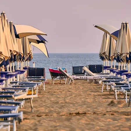 Апартаменты Bright And Cosy In Lido Dei Pini *